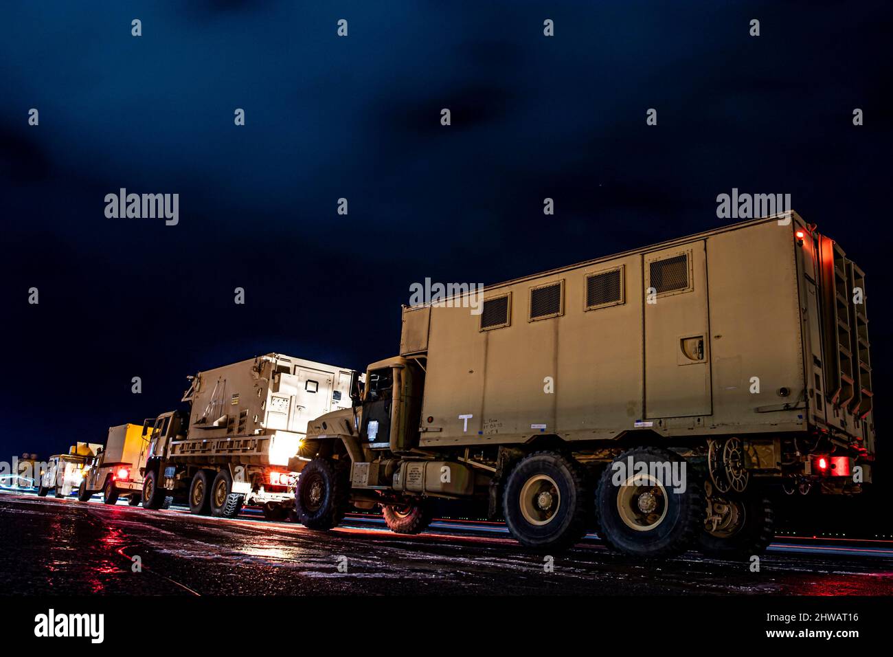 Fahrzeuge kommen zur Vorbereitung auf die Übung Arctic Edge auf dem Luftwaffenstützpunkt Eielson, Alaska, am 1. März 2022 an. Die Fahrzeuge wurden während des Arctic Edge 2022 zur simulierten Luft- und Raketenabwehr in kargen arktischen Umgebungen integriert. (USA Luftwaffe Foto von Senior Airman Joseph P. LeVeille) Stockfoto