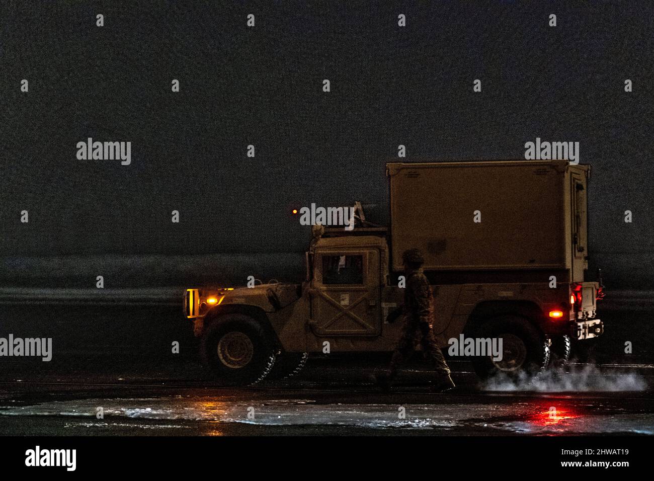 Soldaten der US-Armee entladen einen Humvee in Vorbereitung auf die Übung Arctic Edge auf der Luftwaffenbasis Eielson, Alaska, 1. März 2022. Das Fahrzeug wurde während des Arctic Edge 2022 zur simulierten Luft- und Raketenabwehr in kargen arktischen Umgebungen integriert. (USA Luftwaffe Foto von Senior Airman Joseph P. LeVeille) Stockfoto
