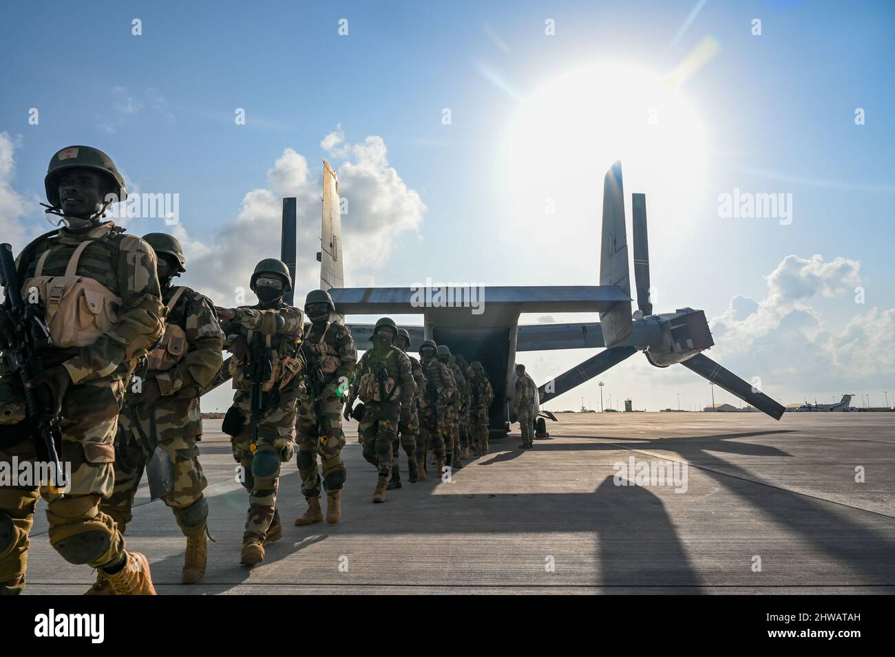 Soldaten der Streitkräfte von Dschibuti verlassen einen MV-22 Fischadler, nachdem sie eine Ausbildung zur Prozedur der Luftwaffe der 2D Sicherheitskräfte (SFAB), Lager Lemonnier, Dschibuti, 1. März 2022, erhalten haben. Der 2D SFAB aus Fort Bragg, North Carolina, schult und berät ausländische Sicherheitskräfte, um die Fähigkeiten der Partner zu verbessern und die Erreichung der strategischen Ziele der USA zu erleichtern. (USA Foto der Luftwaffe von Staff Sgt. Alysia Blake) Stockfoto