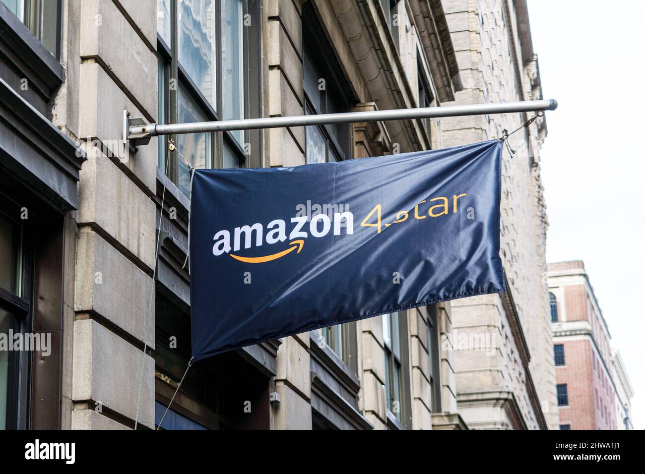 Amazon 4 Star Store Logo auf der Fassade von Ziegel und Mörtel Lage. - New York, USA, Februar 2022 Stockfoto