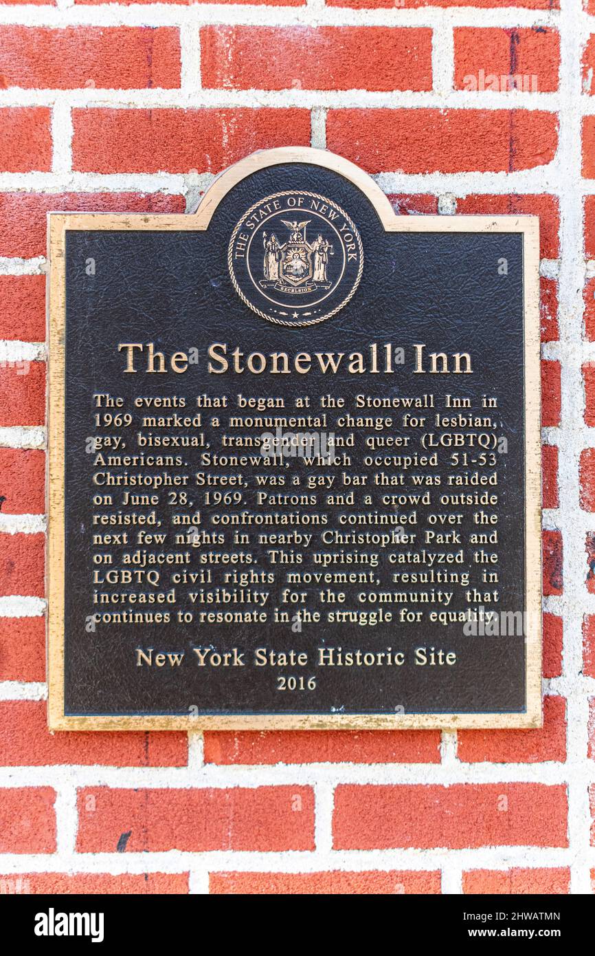 Gedenktafel des Stonewall Inn mit einer Inschrift zur Erinnerung an die Stonewall-Unruhen in Greenwich Village im Jahr 1969. - New York, USA, 2022 Stockfoto