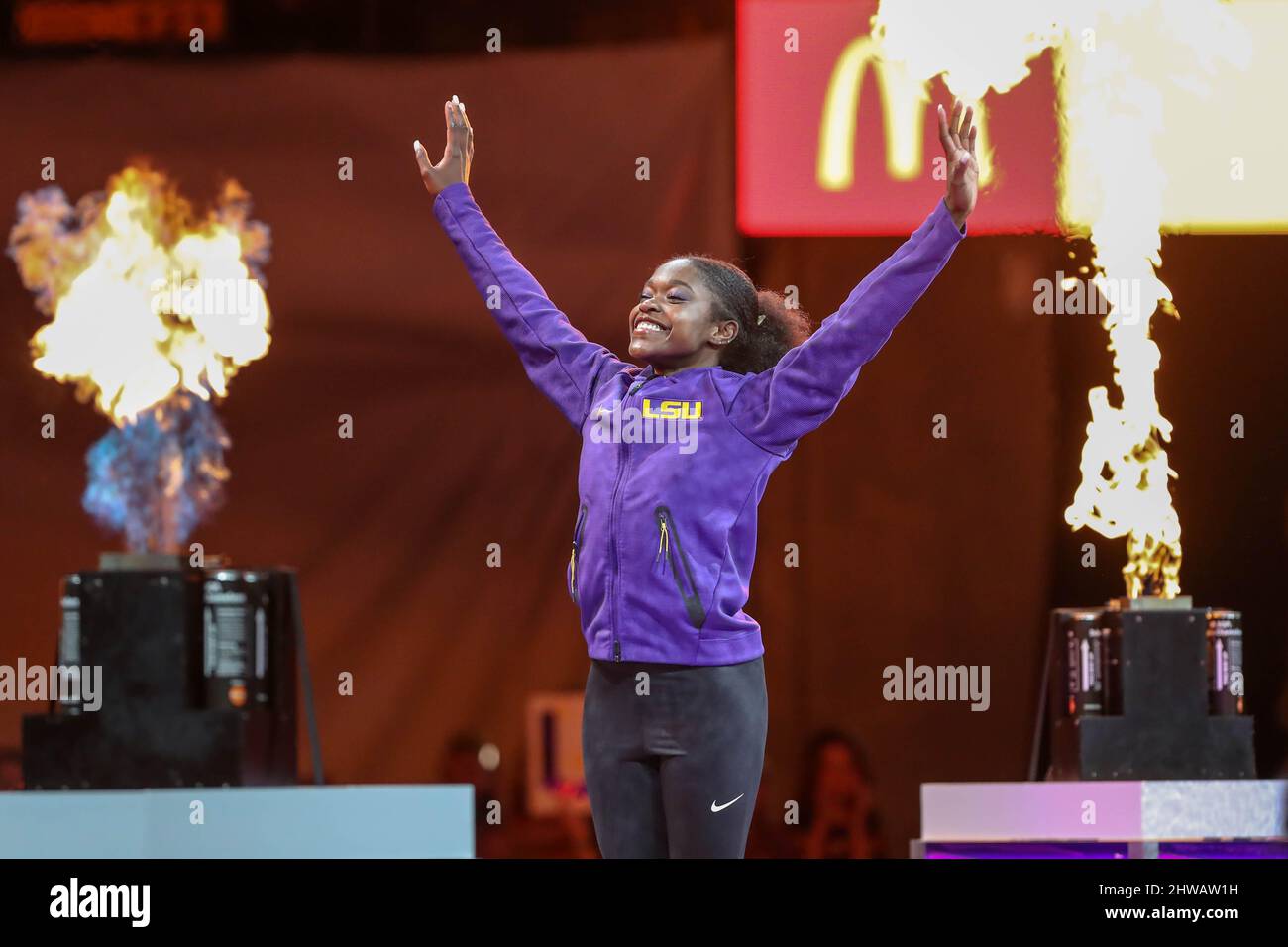 Baton Rouge, LA, USA. 4. März 2022. Kiya Johnson von LSU wird der Menge vor der NCAA-Gymnastik zwischen den Kentucky Wildcats und den LSU Tigers im Pete Maravich Assembly Center in Baton Rouge, LA, vorgestellt. Jonathan Mailhes/CSM/Alamy Live News Stockfoto