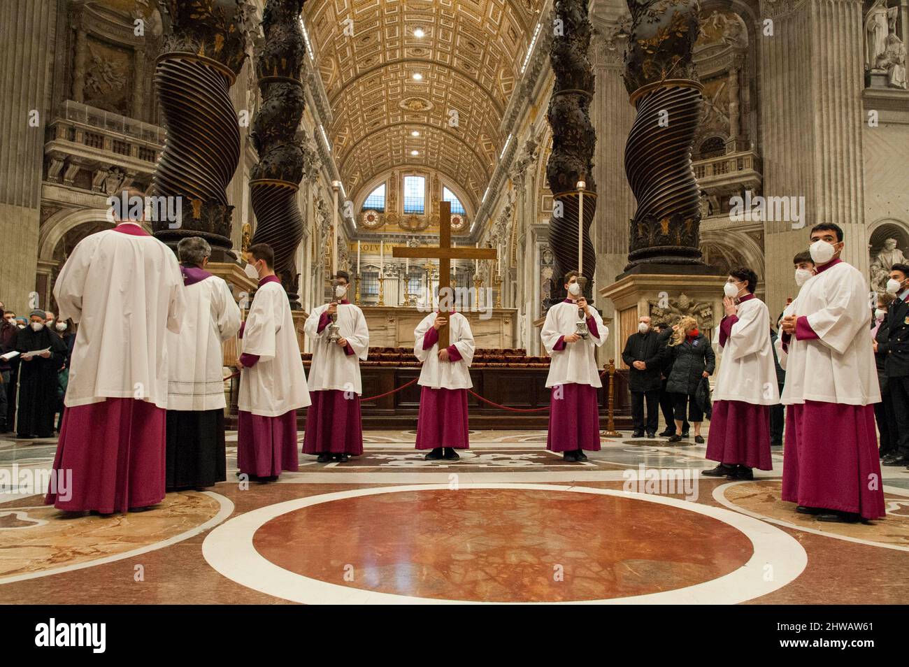 Rom, Italien. 04. März 2022. Italien, Rom, Vatikan, 22/03/04. Die Prozession hält am Altar der Beichte für das letzte Gebet, das den Kreuzweg (Via Crucis) in der Petersbasilika beendet. La processione si ferma all'Altare della Confessione per l'ultima preghiera che schlussfolin il Rito della Via Crucis nella Basilica di San Pietro. Foto von Massimiliano MIGLIORATO/Catholic Press Bildnachweis: Independent Photo Agency/Alamy Live News Stockfoto