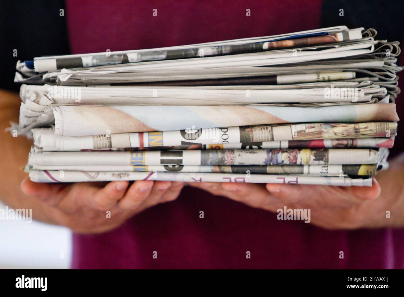 Tun Sie Ihren Teil. Ausgeschnittene Aufnahme einer Person, die Zeitungen zum Recycling hält. Stockfoto