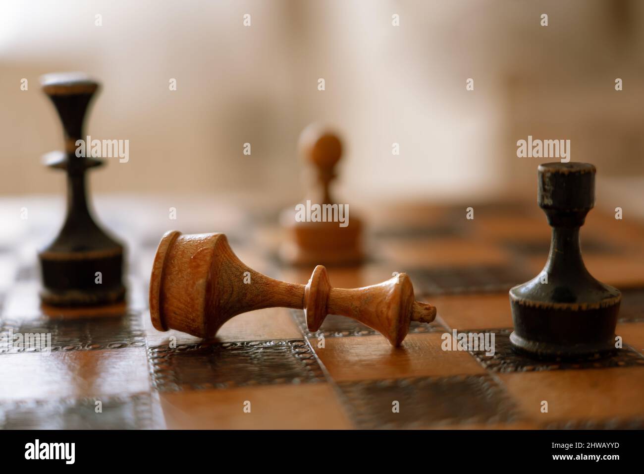 Im Schachspiel verlieren Geben Sie das König-Konzept auf. Stockfoto
