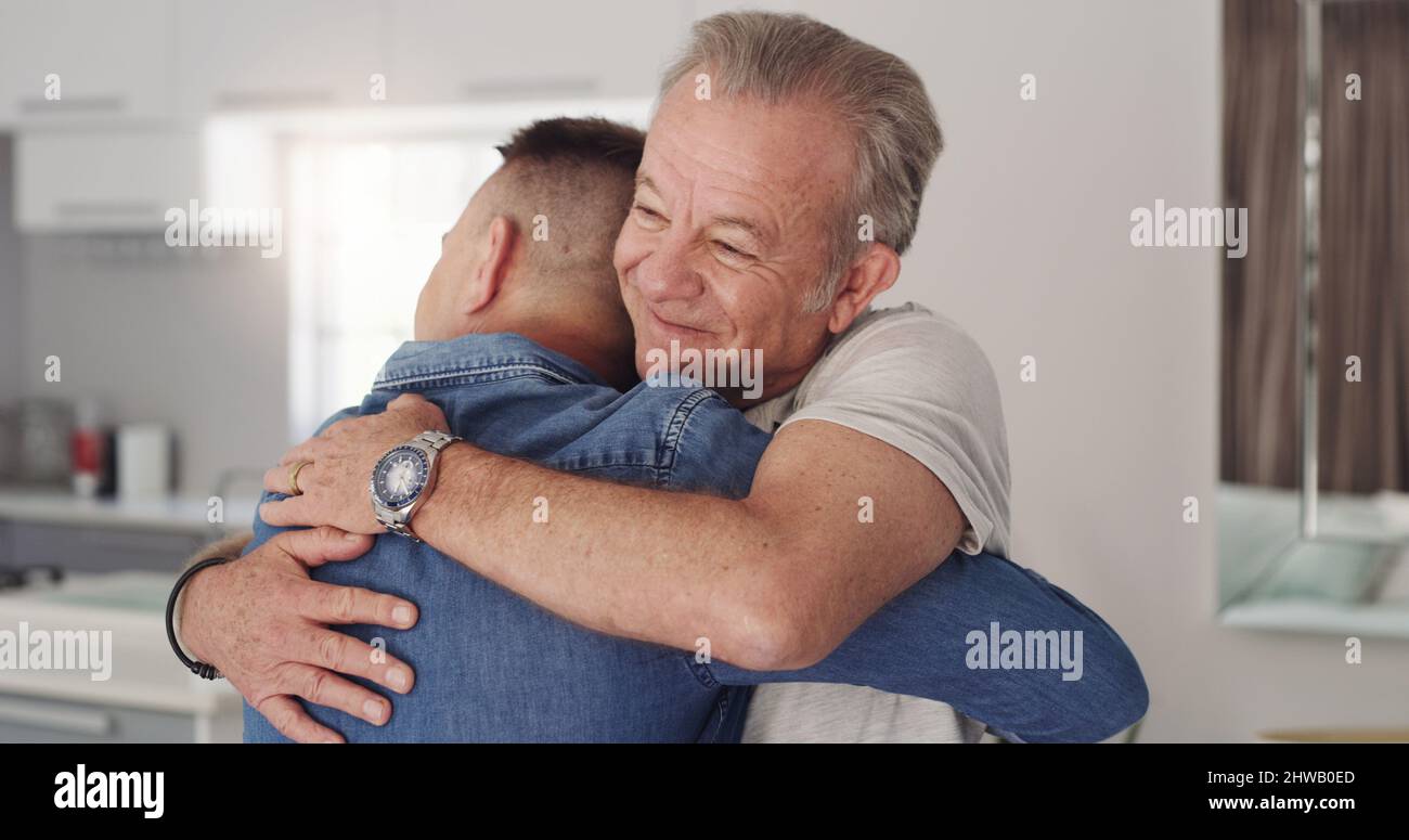 Ich vermisste Euch so sehr, mein Sohn. Aufnahme eines Vaters und eines Sohnes, der sich umarmte. Stockfoto
