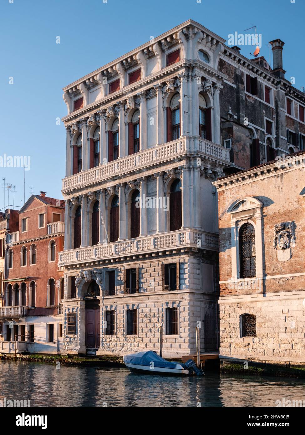 Palazzo Flangini Barockpalast am Canale Grande von Venedig, Italien am Abend Stockfoto