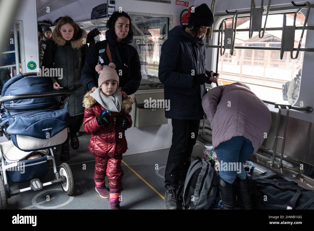 Krakau, Polen. 04. März 2022. Eine Frau und ihre Kinder gehen am 4. März 2022 im Zug zwischen der Grenzstadt Przemysl und der Stadt Krakau im Südosten Polens auf einen freien Platz. Foto von Daniel Derajinski / ABACAPRESS.COM Quelle: Abaca Press/Alamy Live News Stockfoto