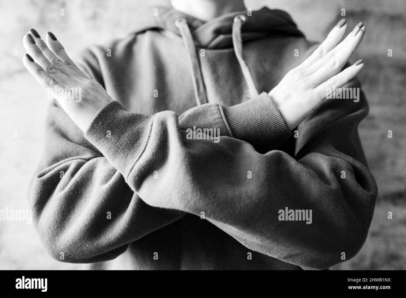 Junge Frau mit gekreuzten Armen an der Brust demonstriert brechen die Bias Symbol des iwd Frauen internationalen Tag 8 märz Konzept des Feminismus, Geschlecht equali Stockfoto