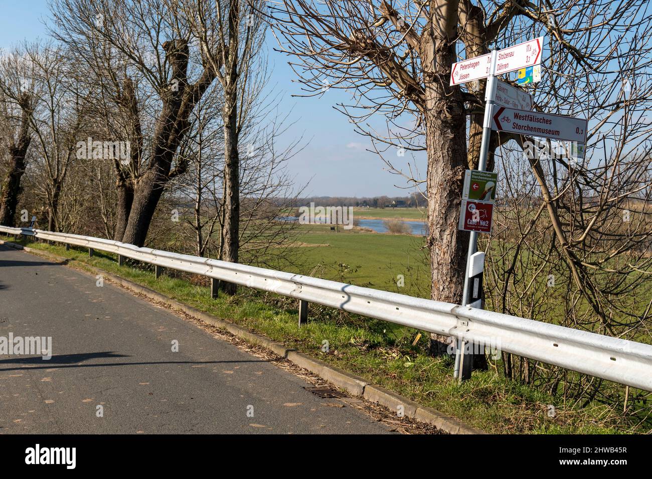 Fahrradschilder entlang der Weser-Radroute in Petershagen-Windheim. Stockfoto