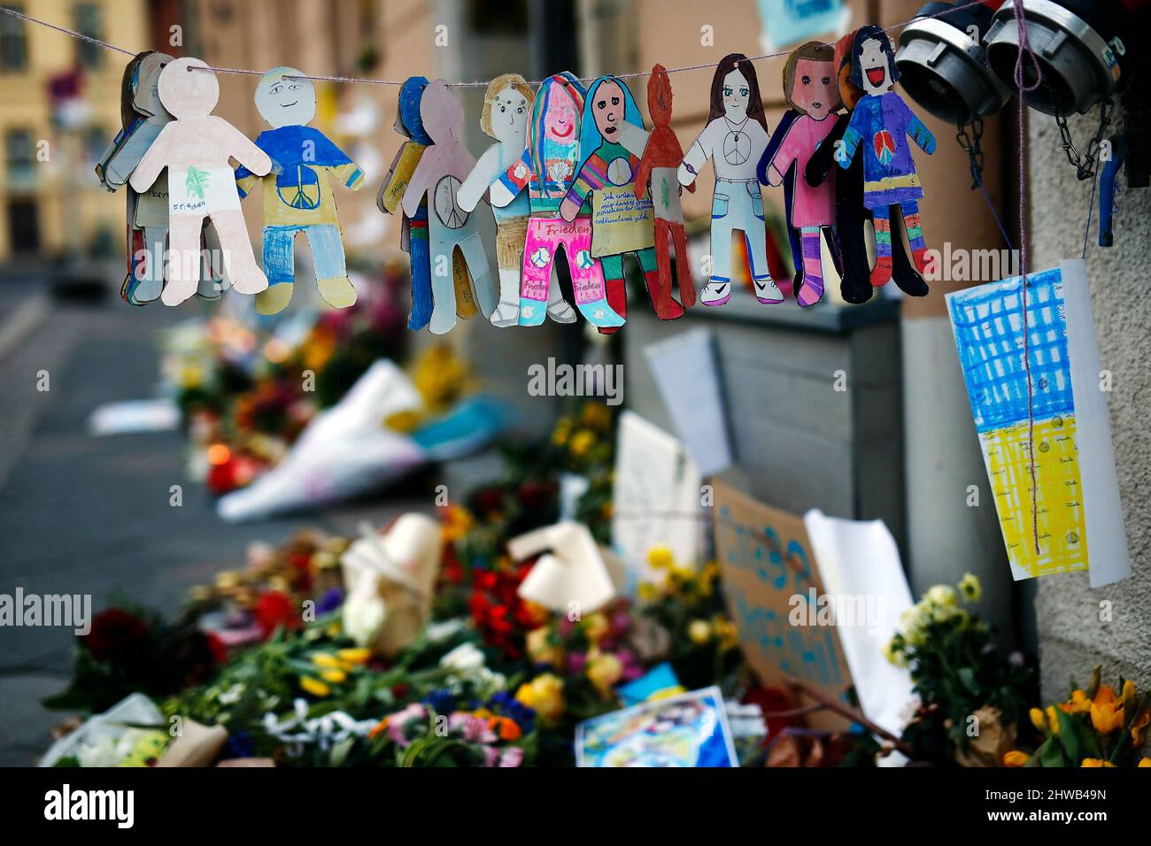 Berlin, Deutschland. 05. März 2022. Vor der Botschaft der Ukraine hängten Menschen eine Wimpelkette mit ausgeschnittenen Figuren auf, um ihre Solidarität und Sympathie für die Ukraine zu zeigen. Quelle: Carsten Koall/dpa/Alamy Live News Stockfoto