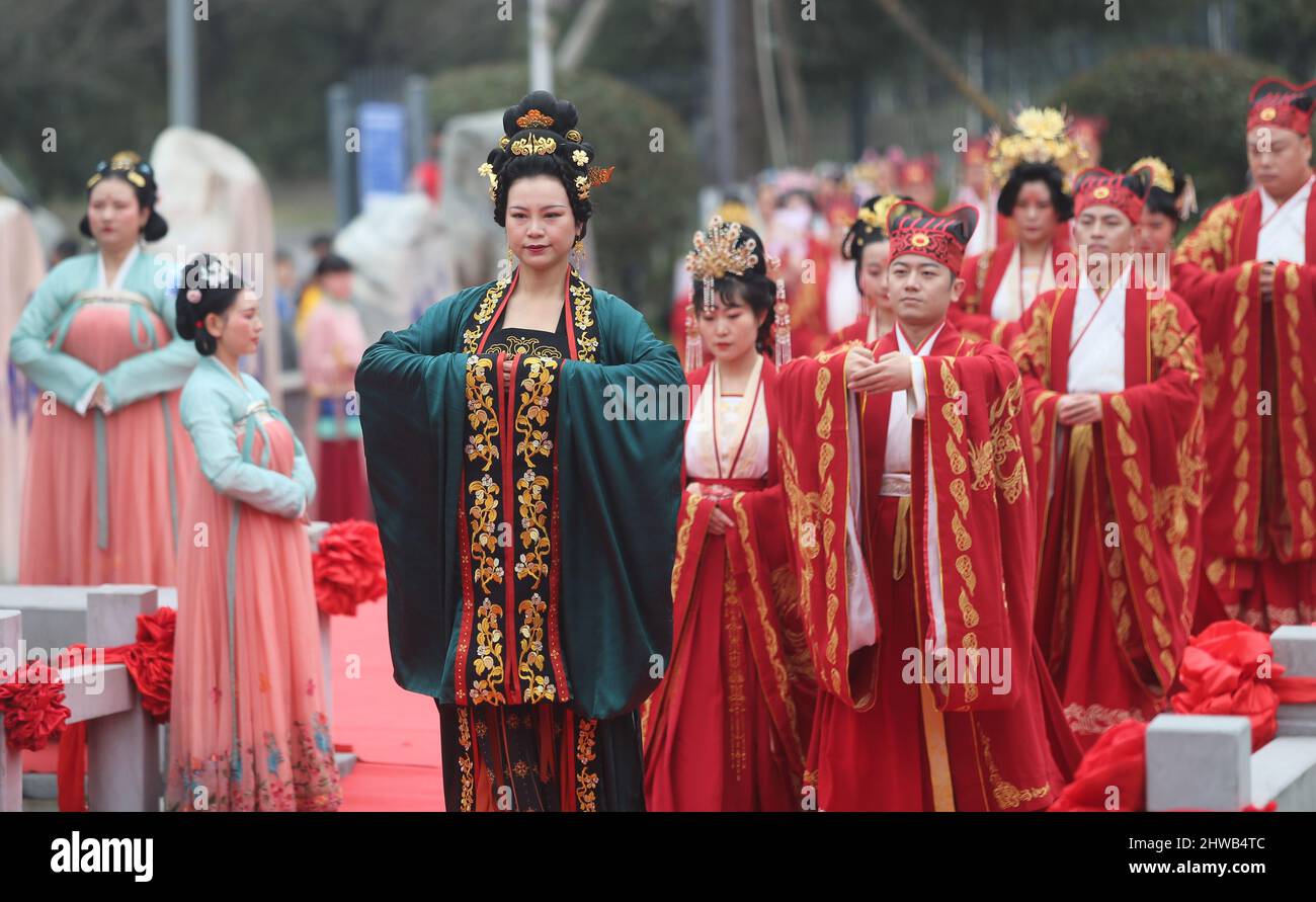 GUIYANG, CHINA - 5. MÄRZ 2022 - 20 Paare in traditionellen Han-Brautkleidern gehen in Guiyang, Guizhou Provin, zu ihrer Hochzeitszeremonie Stockfoto