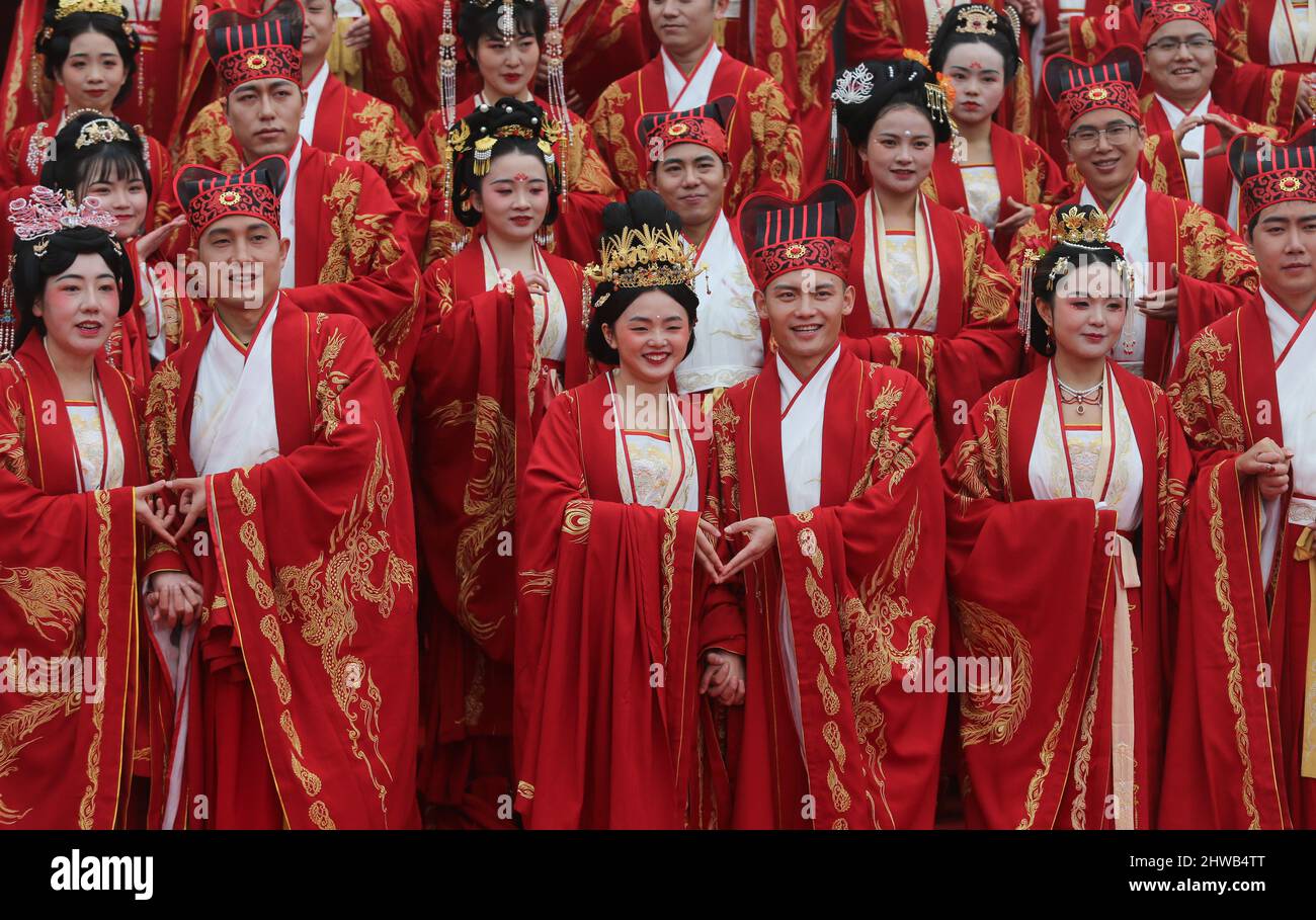 GUIYANG, CHINA - 5. MÄRZ 2022 - zwanzig Paare, die traditionelle Hochzeitskleidung im Han-Stil tragen, nehmen an ihrer Hochzeitszeremonie in Guiyang, Guizhou Provin, Teil Stockfoto