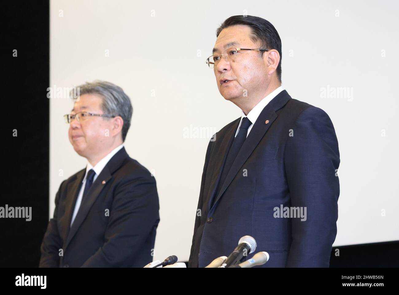 Tokio, Japan. 5. März 2022. Japans Börsenmakler SMBC Nikko Securities-Präsident Yuichiro Kondo (R) entschuldigt sich für den Fall, dass vier Mitarbeiter am Samstag, dem 5. März 2022, von Staatsanwälten im Zusammenhang mit angeblicher Marktmanipulation am Hauptsitz des Unternehmens in Tokio verhaftet wurden. Die vier verhafteten Mitarbeiter waren in fünf Fällen von Aktienmanipulation mittels Blockanbietungstransaktion verwickelt. Quelle: Yoshio Tsunoda/AFLO/Alamy Live News Stockfoto