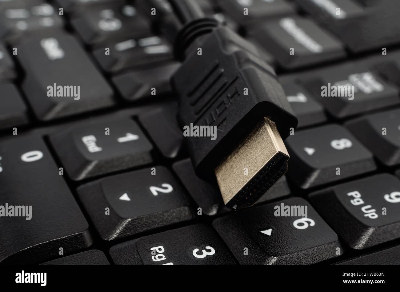 Nahaufnahme eines schwarzen HDMI-Kabels. Kommunikationskabel und Hochgeschwindigkeits-Internetzugang Stockfoto