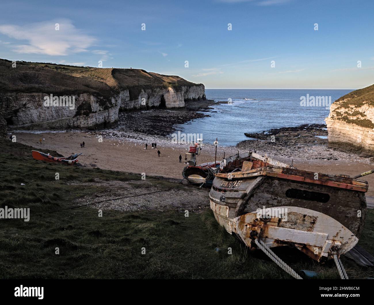 North Landing Bay Fischerboote mit Hochzeit Fotoshooting, Flamborough Head, East Riding of Yorkshire, Stockfoto