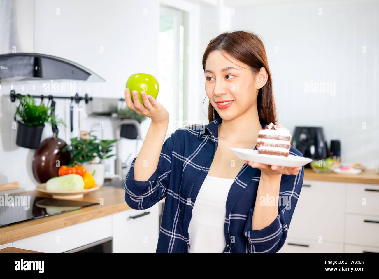 Close up Happy Asian Healthy Woman lächelte und hielt süß und beschließen, Apfelfrüchte zu wählen, um saubere Lebensmittel für die Ernährung zu essen Stockfoto