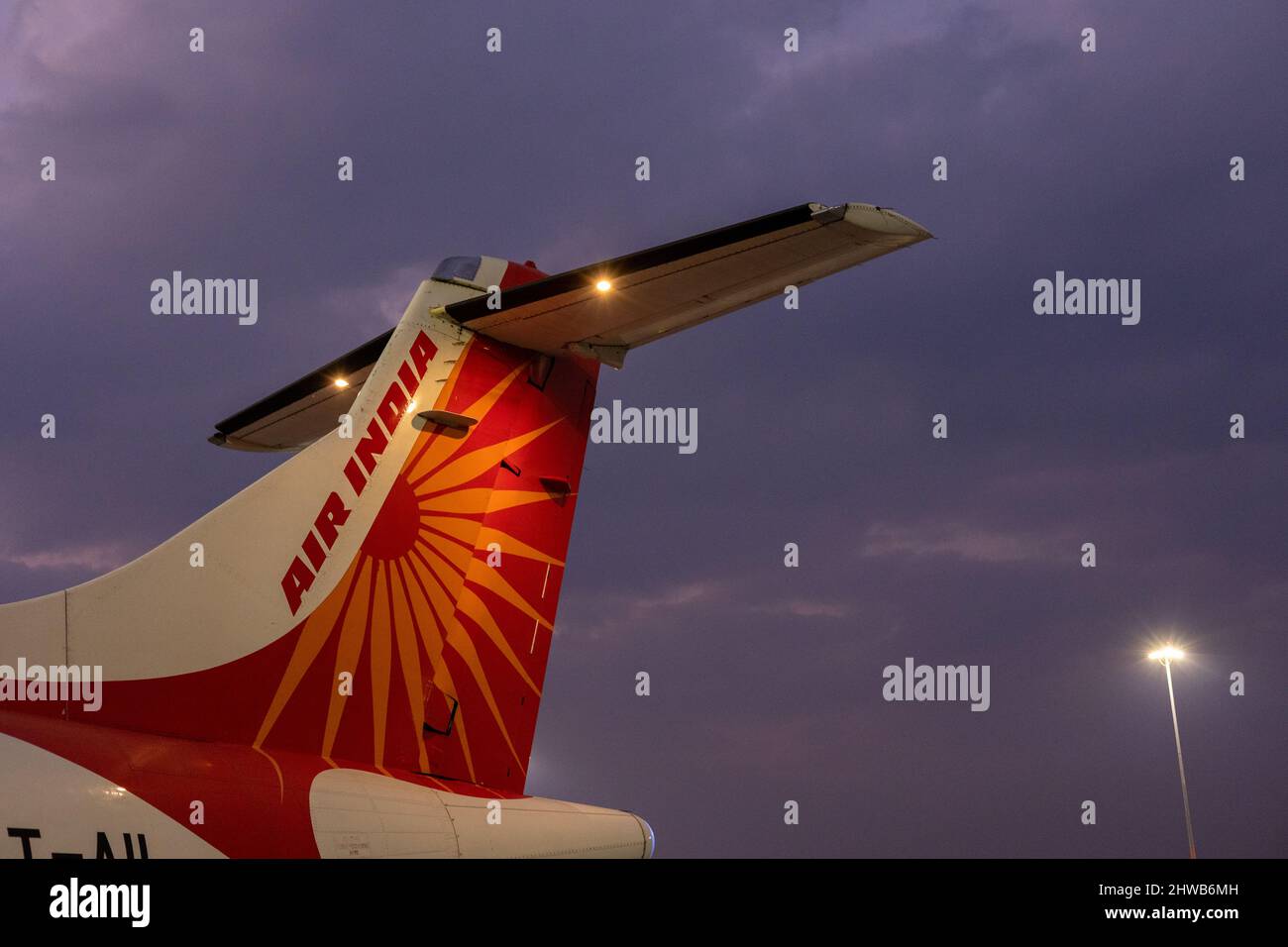 Heckpartie einer Alliance Air ATR 72 in der ehemaligen Air India Regional Lackierung gegen bewölkten Abendhimmel Stockfoto