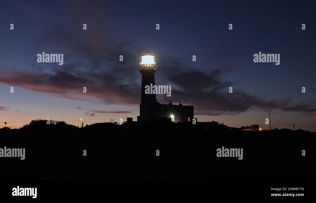 Der Leuchtturm bei Headlands, Flamborough Head im Osten Riding of Yorkshire mit Abendlicht auf Wolken. Stockfoto