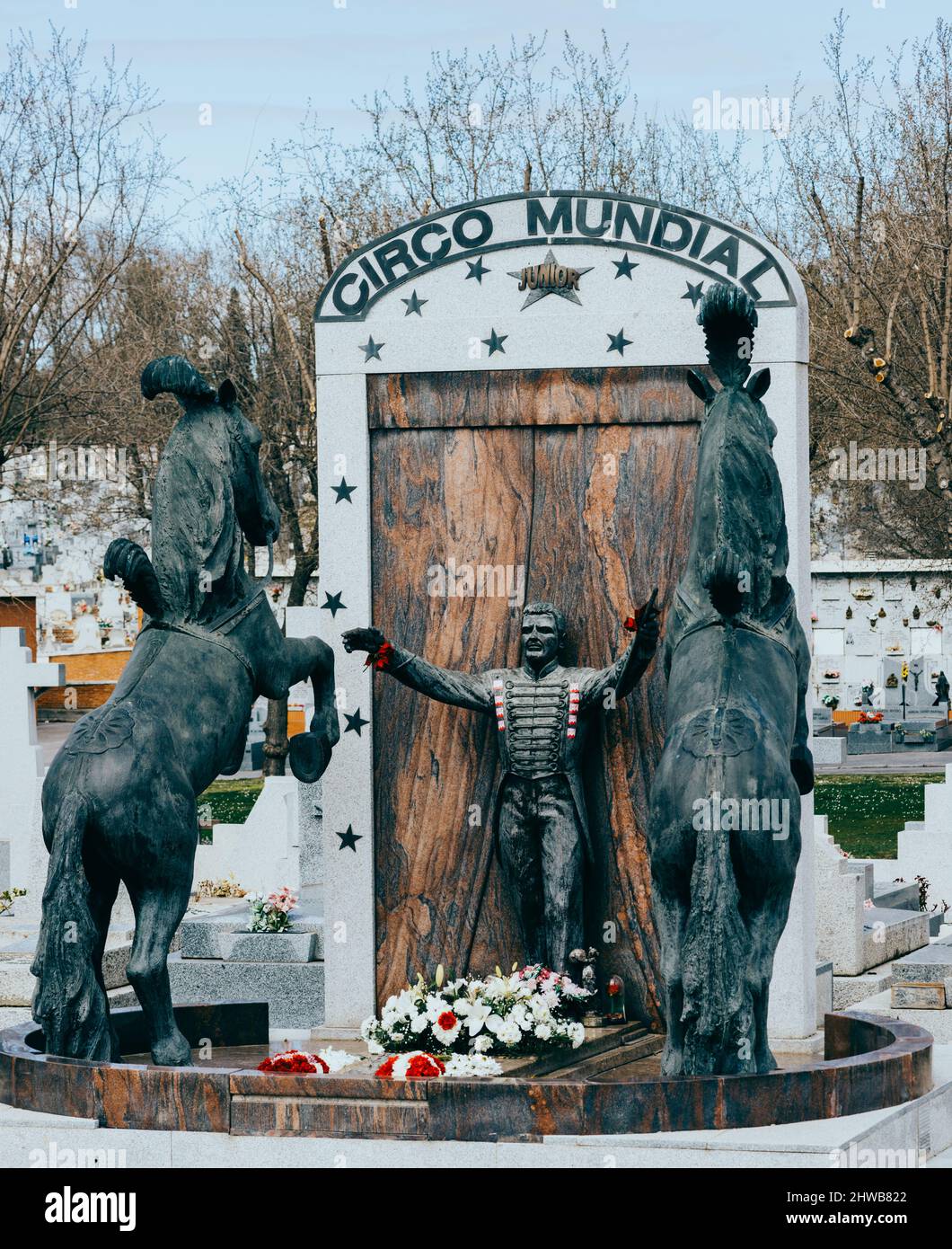 Grab von José María González, bekannt als Junior, dem ehemaligen Direktor des Großen Weltzirkus auf dem Almudena-Friedhof in Madrid, Spanien Stockfoto