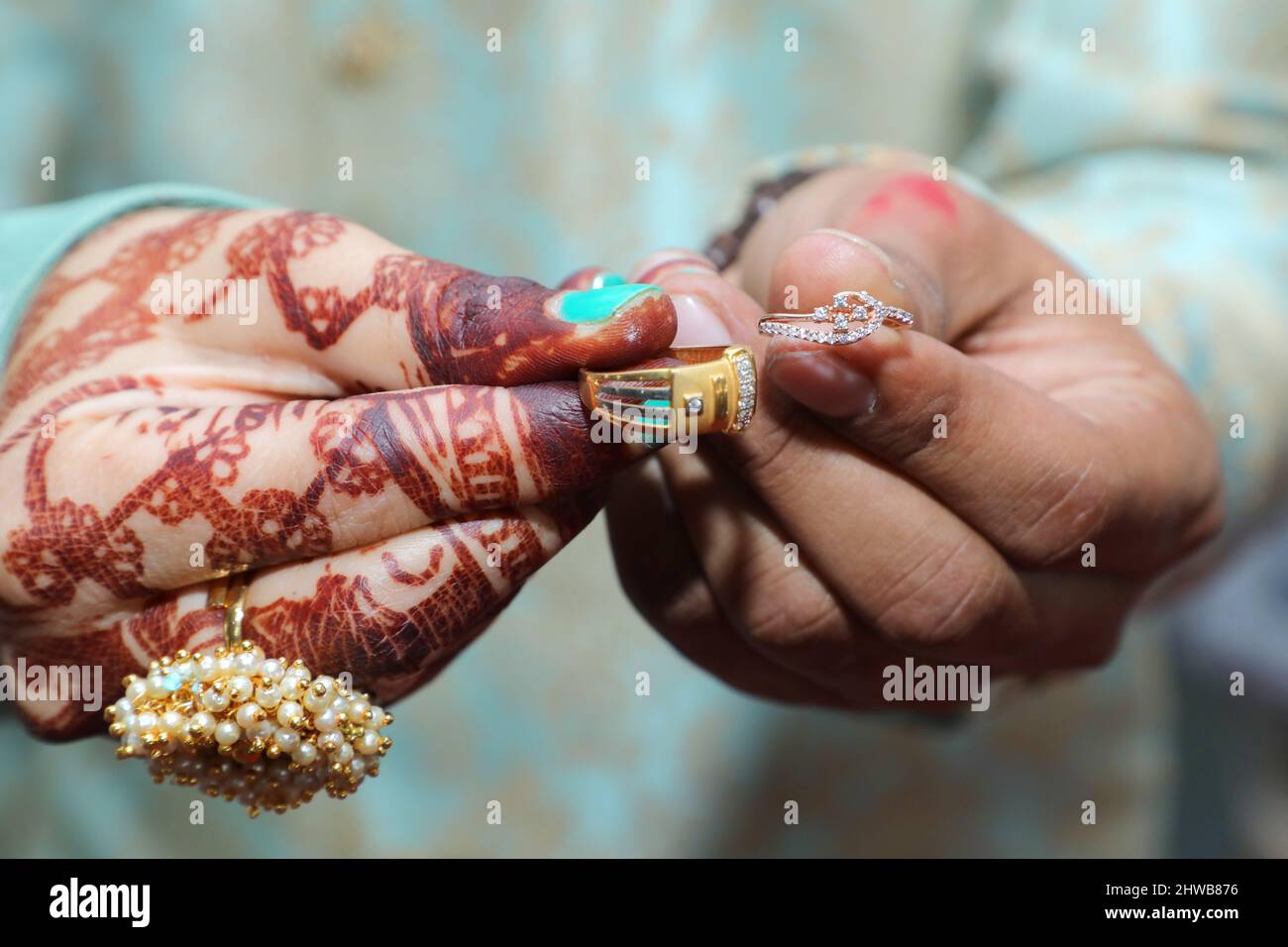 Eine indische Braut und Bräutigam zeigt Verlobungsringe während eines hinduistischen Hochzeitsrituals in indien. Stockfoto