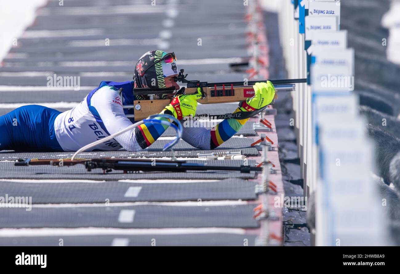 Peking, China. 05. März 2022. Paralympics, para Ski Nordic, Biathlon, 6km Stehend, Männer, Alexander Ehler (Paralympische Wertung: LW4 stehend) aus Deutschland auf dem Schießstand im Rennen über 6 Kilometer. Im nordischen Bereich stellt der Deutsche Paralympische Sportverband mit dem 52-jährigen Alexander Ehler den ältesten Starter zur Verfügung. Quelle: Jens Büttner/dpa-Zentralbild/dpa/Alamy Live News Stockfoto