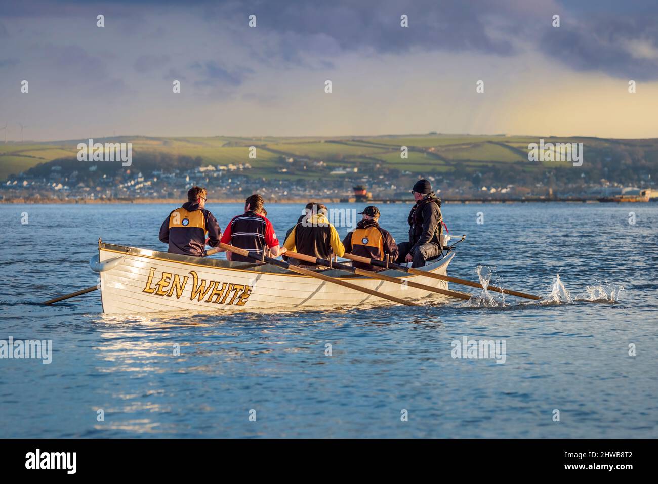 Appledore, North Devon, Großbritannien. Samstag, 5.. März 2022. Nach einer kühlen Nacht an der Küste von North Devon verlässt das Pilot Gig-Boot „Len White“ den Kai im Küstendorf Appledore in North Devon. Quelle: Terry Mathews/Alamy Live News Stockfoto