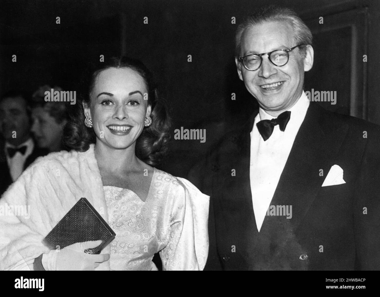 PAULETTE GODDARD und Film-/Filmproduzent Sir ALEXANDER KORDA bei der ersten Nacht offen / Premiere des Bühnenstücks THE WINSLOW BOY von TERRENCE RATTIGAN im Juni 1946 im Lyric Theatre in London Stockfoto