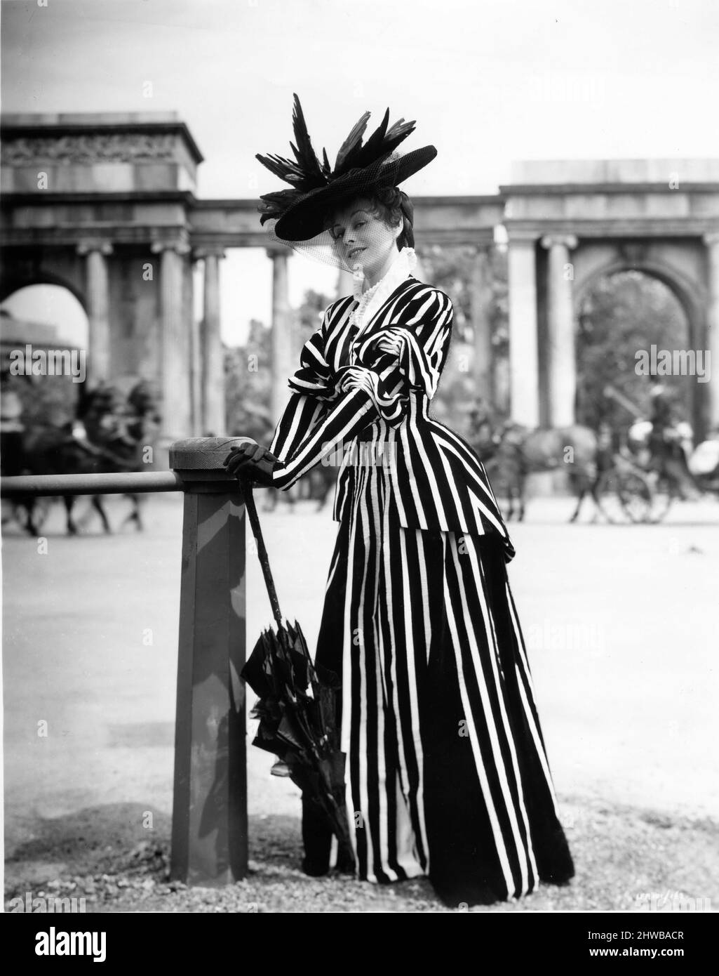 PAULETTE GODDARD in EINEM IDEALEN EHEMANN 1947 Regisseur / Produzent ALEXANDER KORDA spielt Oscar Wilde Drehbuch Lajos Biro Kostümdesign Cecil Beaton Bühnenbildner Vincent Korda London Film Productions / British Lion Film Corporation Stockfoto