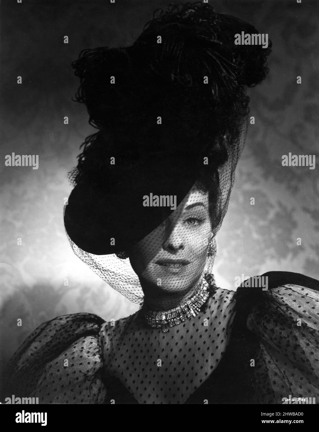 PAULETTE GODDARD Portrait in AN IDEAL HUSBAND 1947 Regisseur / Produzent ALEXANDER KORDA spielt Oscar Wilde Drehbuch Lajos Biro Kostümdesign Cecil Beaton Bühnenbildner Vincent Korda London Film Productions / British Lion Film Corporation Stockfoto