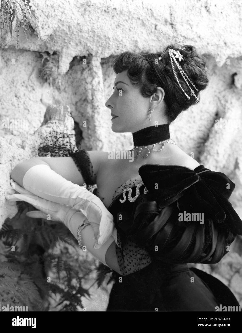 PAULETTE GODDARD Portrait von CECIL BEATON in EINEM IDEALEN EHEMANN 1947 Regisseur / Produzent ALEXANDER KORDA spielt Oscar Wilde Drehbuch Lajos Biro Kostümdesign Cecil Beaton Bühnenbildner Vincent Korda London Film Productions / British Lion Film Corporation Stockfoto