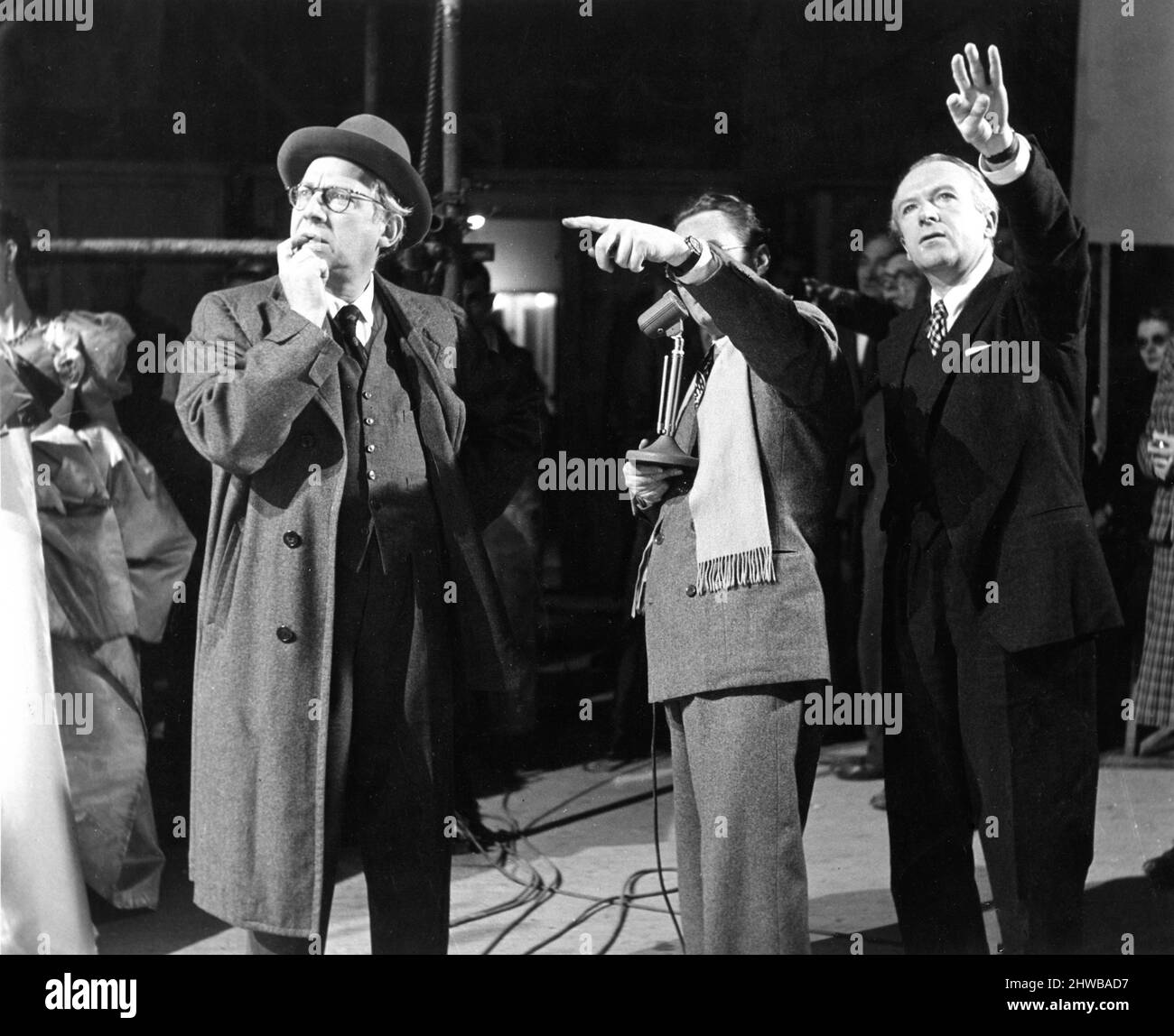 Produzent/Regisseur ALEXANDER KORDA Associate Producer PHIL BRANDON und Kostümdesigner CECIL BEATON am Set offen während der Dreharbeiten von EIN IDEALER EHEMANN 1947 Regisseur / Produzent ALEXANDER KORDA spielt Oscar Wilde Drehbuch Lajos Biro Kostümdesign Cecil Beaton Set Designer Vincent Korda London Film Productions / British Lion Film Corporation Stockfoto