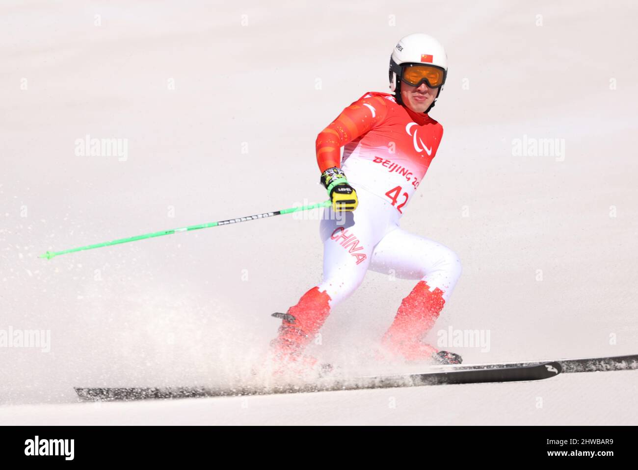 Peking, China. 5. März 2022. Li Biao aus China tritt am 5. März 2022 im National Alpine Skiing Center im Bezirk Yanqing, Peking, der Hauptstadt Chinas, beim Alpine Skiing Men's Downhill Standing Event der Paralympischen Winterspiele 2022 in Peking an. Kredit: Luo Yuan/Xinhua/Alamy Live Nachrichten Stockfoto