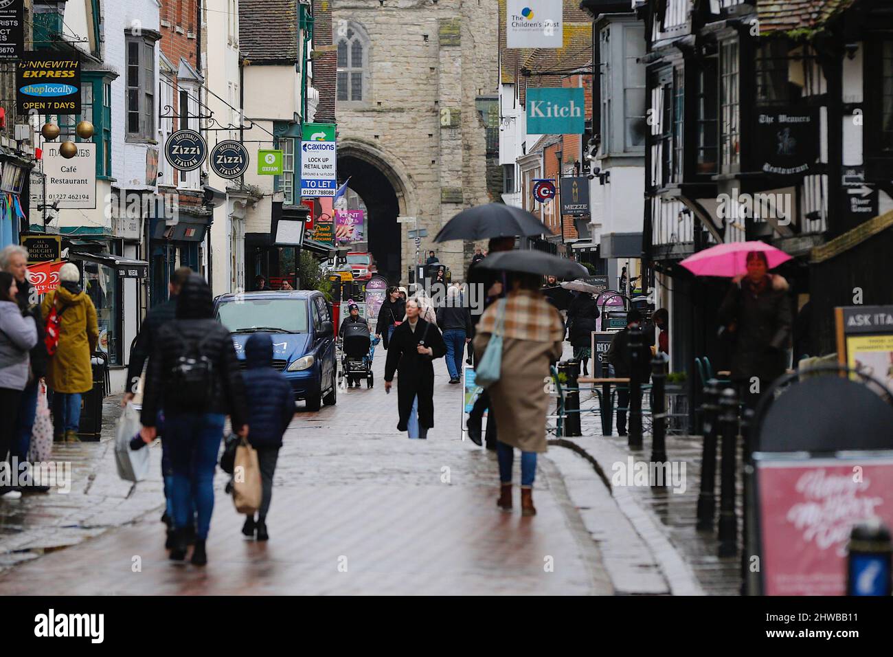 Canterbury, Kent, Großbritannien. 05. März 2022. Wetter in Großbritannien: Heute kommt es im Südosten zu Regenfällen. Die geschäftige Canterbury High Street trotz des regnerischen Wetters. Foto-Kredit: Paul Lawrenson-PAL Nachrichten/Alamy Live Nachrichten Stockfoto