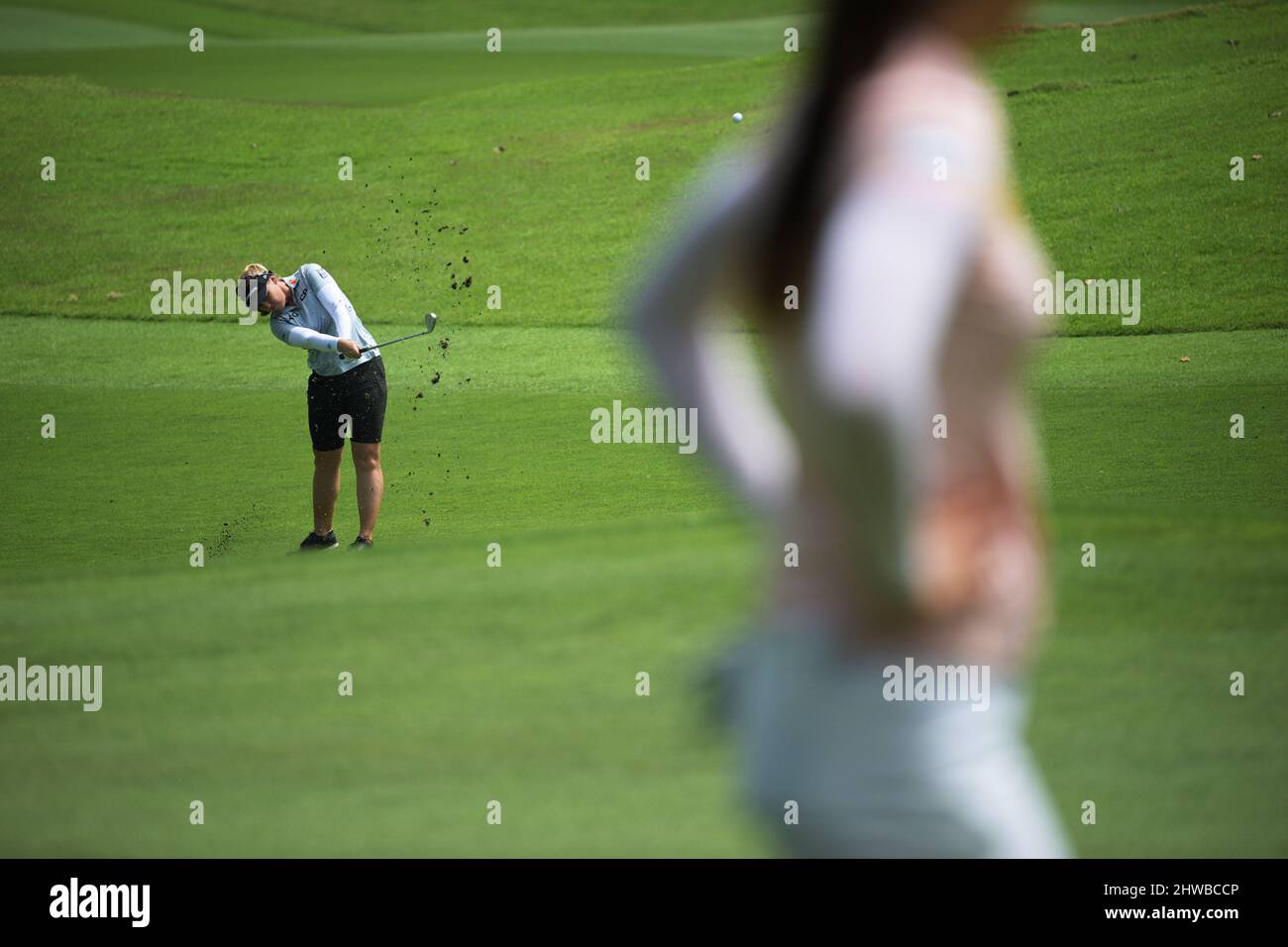 Singapur. 5. März 2022. Brooke Henderson aus Kanada tritt am dritten Tag der HSBC Women's World Championship, die am 5. März 2022 auf dem Tanjong-Kurs des Sentosa Golf Club in Singapur ausgetragen wird, an. Quelle: Then Chih Wey/Xinhua/Alamy Live News Stockfoto