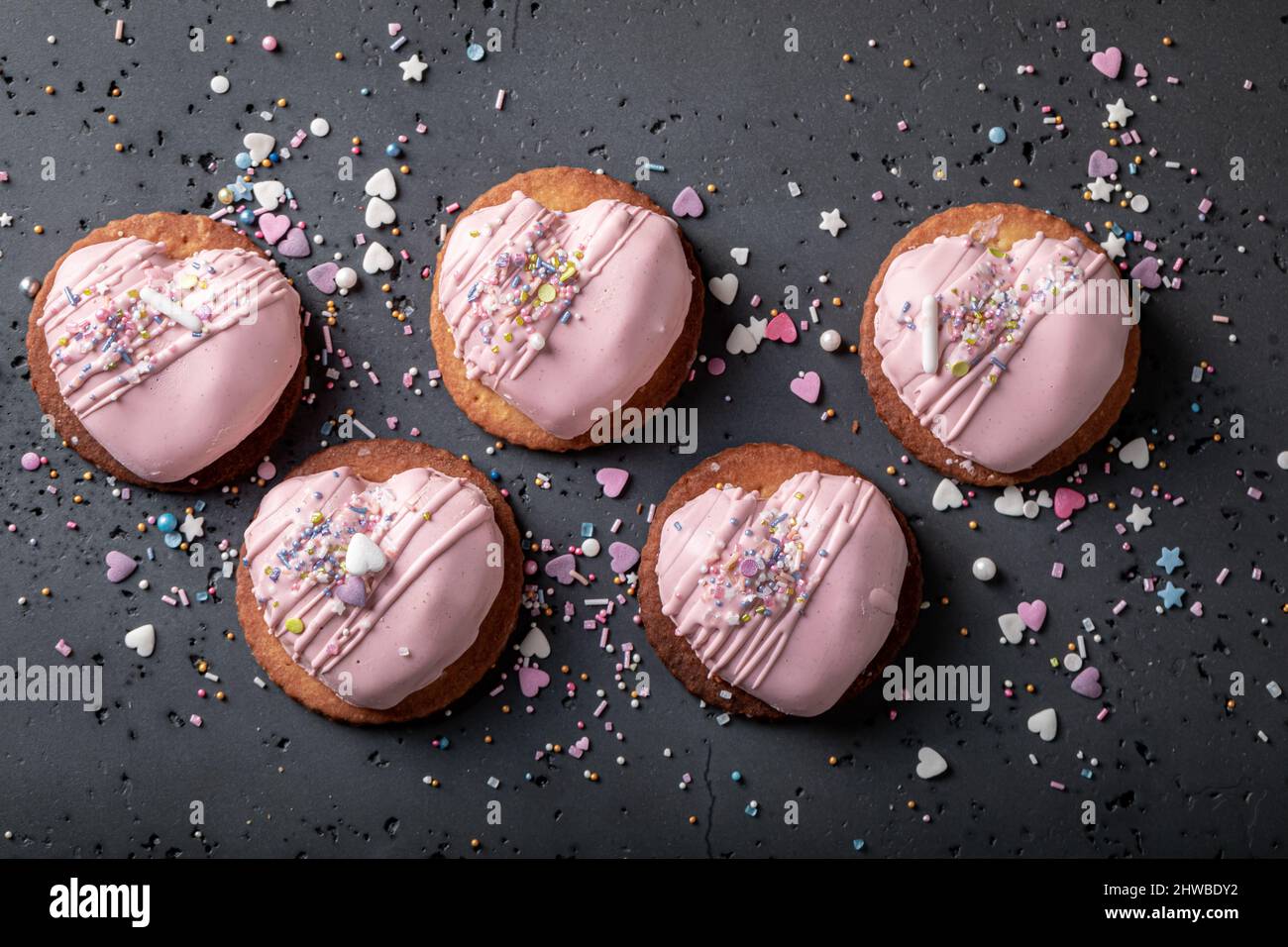 Rosa Dessert zum valentinstag mit Herzform und Streuseln. Dessert für valentinstag in Form von Herz. Stockfoto
