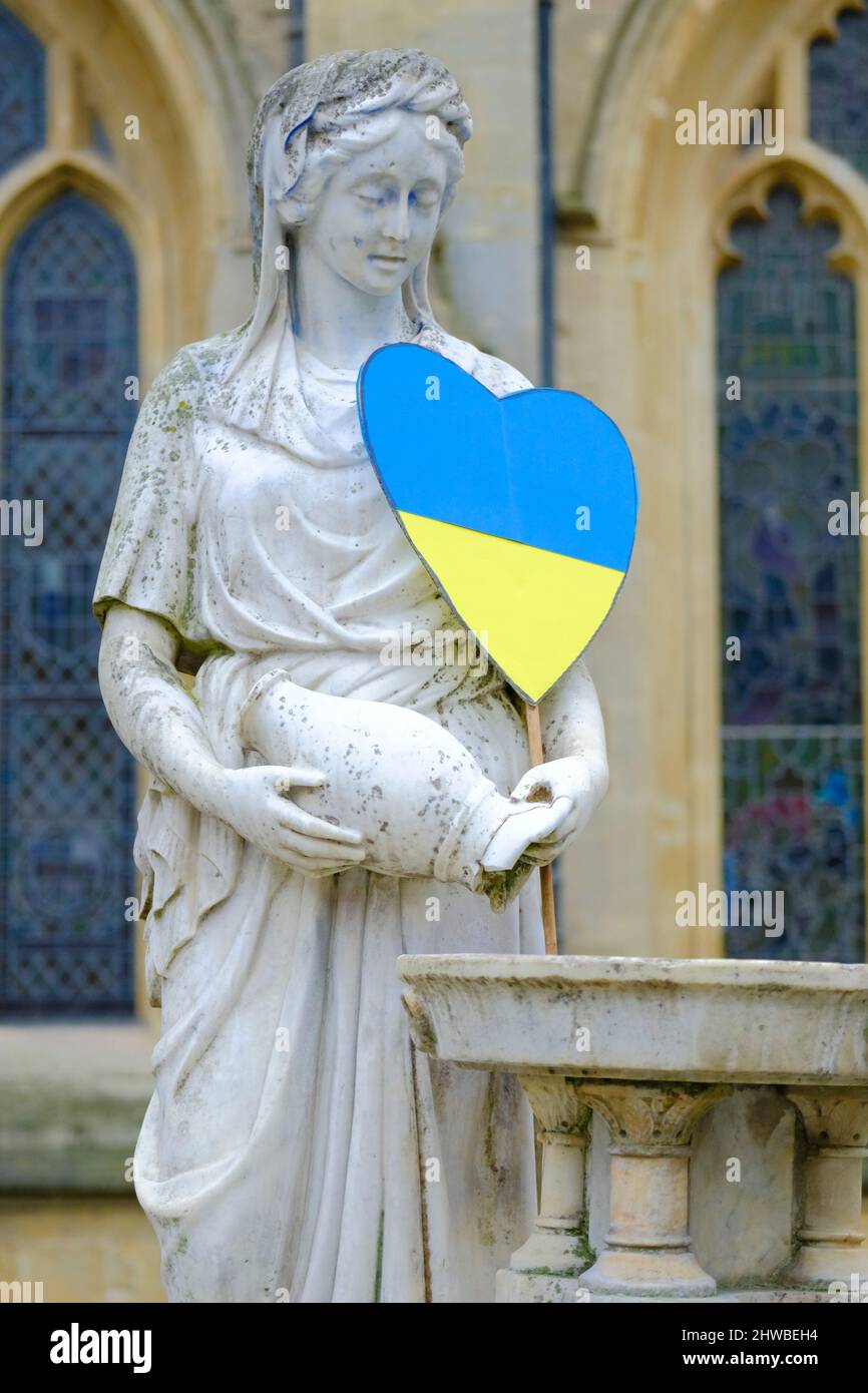 Bath, Großbritannien. 5. März 2022. Menschen versammeln sich im Abbey Courtyard von Bath, um ihre Unterstützung für die Menschen in der Ukraine nach der Invasion durch Russland am 24.. Februar zu zeigen.Quelle: JMF News/Alamy Live News Stockfoto
