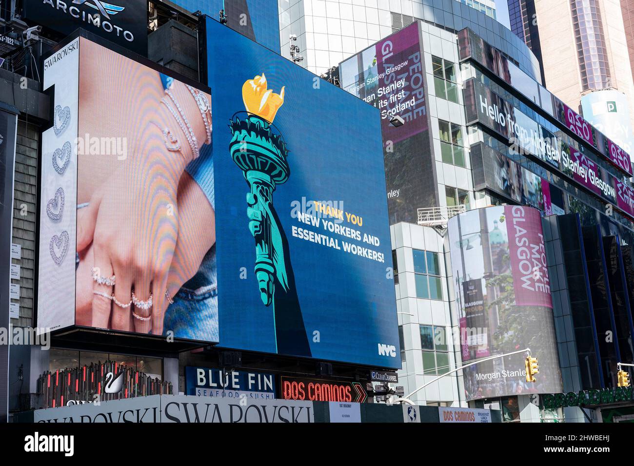 New York, New York, USA. 4. März 2022. Werbung auf Plakaten rund um den  Times Square, die Menschen für den Kampf gegen die Pandemie lobten, als  Bürgermeister Eric Adams die Aufhebung des