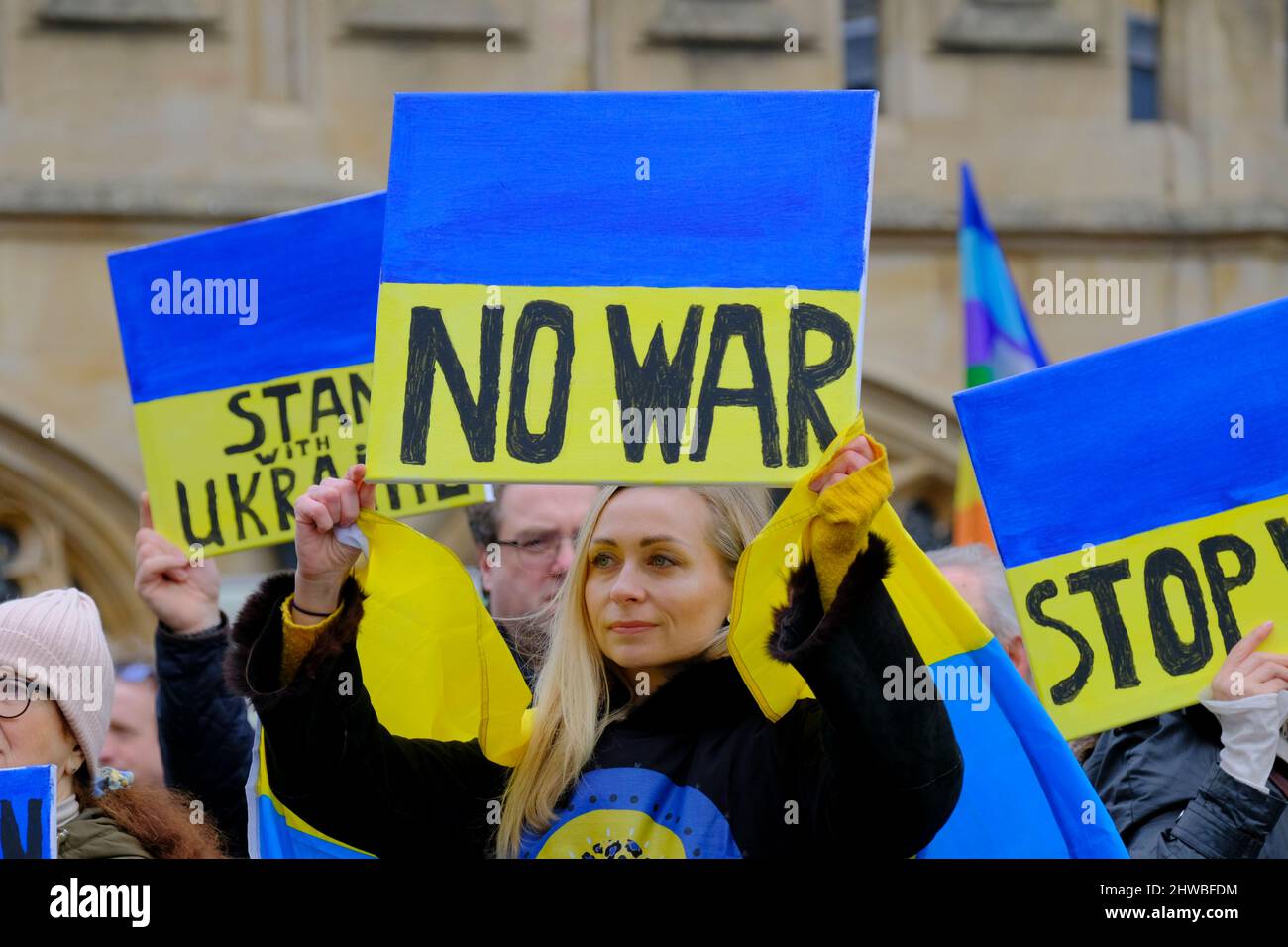 Bath, Großbritannien. 5. März 2022. Menschen versammeln sich im Abbey Courtyard von Bath, um ihre Unterstützung für die Menschen in der Ukraine nach der Invasion durch Russland am 24.. Februar zu zeigen.Quelle: JMF News/Alamy Live News Stockfoto