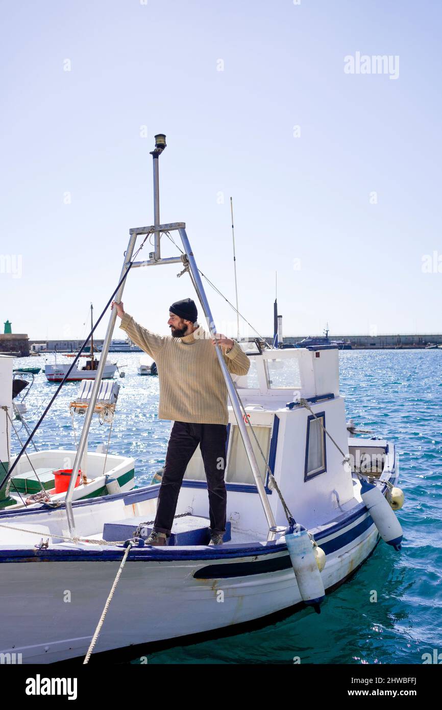 Der Mann mit dem Matrosen im Hafen Stockfoto