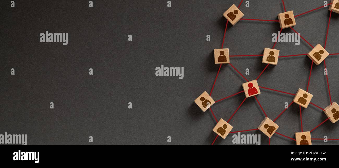 Organisationsstruktur, soziales Netzwerk und Teamwork-Konzept auf dunklem Hintergrund. Geschäftsleuten Symbol auf hölzernen Würfel Blöcke verbinden Netzwerk der conne Stockfoto