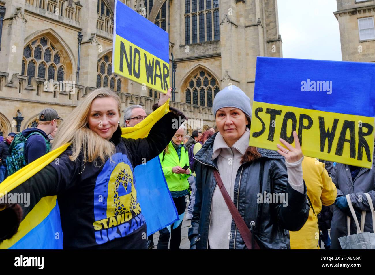 Bath, Großbritannien. 5. März 2022. Menschen versammeln sich im Abbey Courtyard von Bath, um ihre Unterstützung für die Menschen in der Ukraine nach der Invasion durch Russland am 24.. Februar zu zeigen.Quelle: JMF News/Alamy Live News Stockfoto