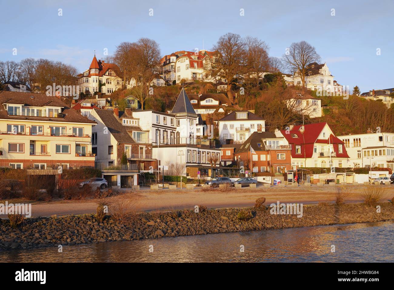 Blankenese in der Stadt Hamburg, Norddeutschland. Wohlhabender Vorort an der Elbe. Sonnenuntergang Stadtbild Blick mit Süllberg, berühmter Hügel in Blankenese. Stockfoto