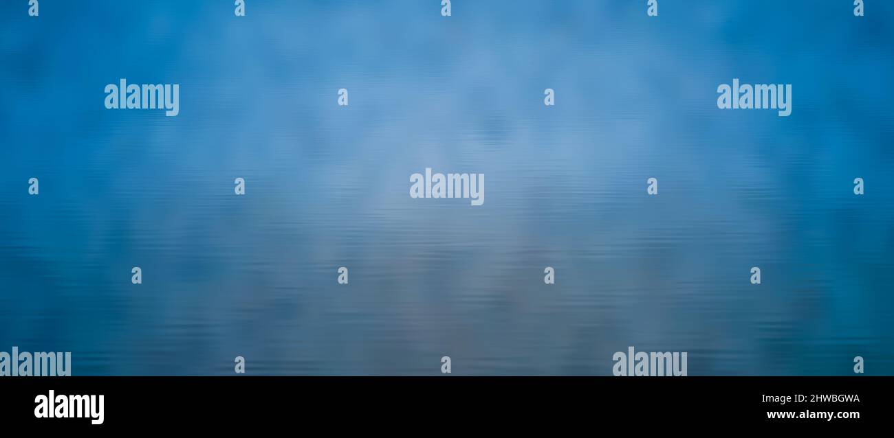 Abstrakter Hintergrund von ruhigem blauem Wasser, hell in der Mitte.Wavy und klar flüssiges Banner mit reflektierten Licht Stockfoto