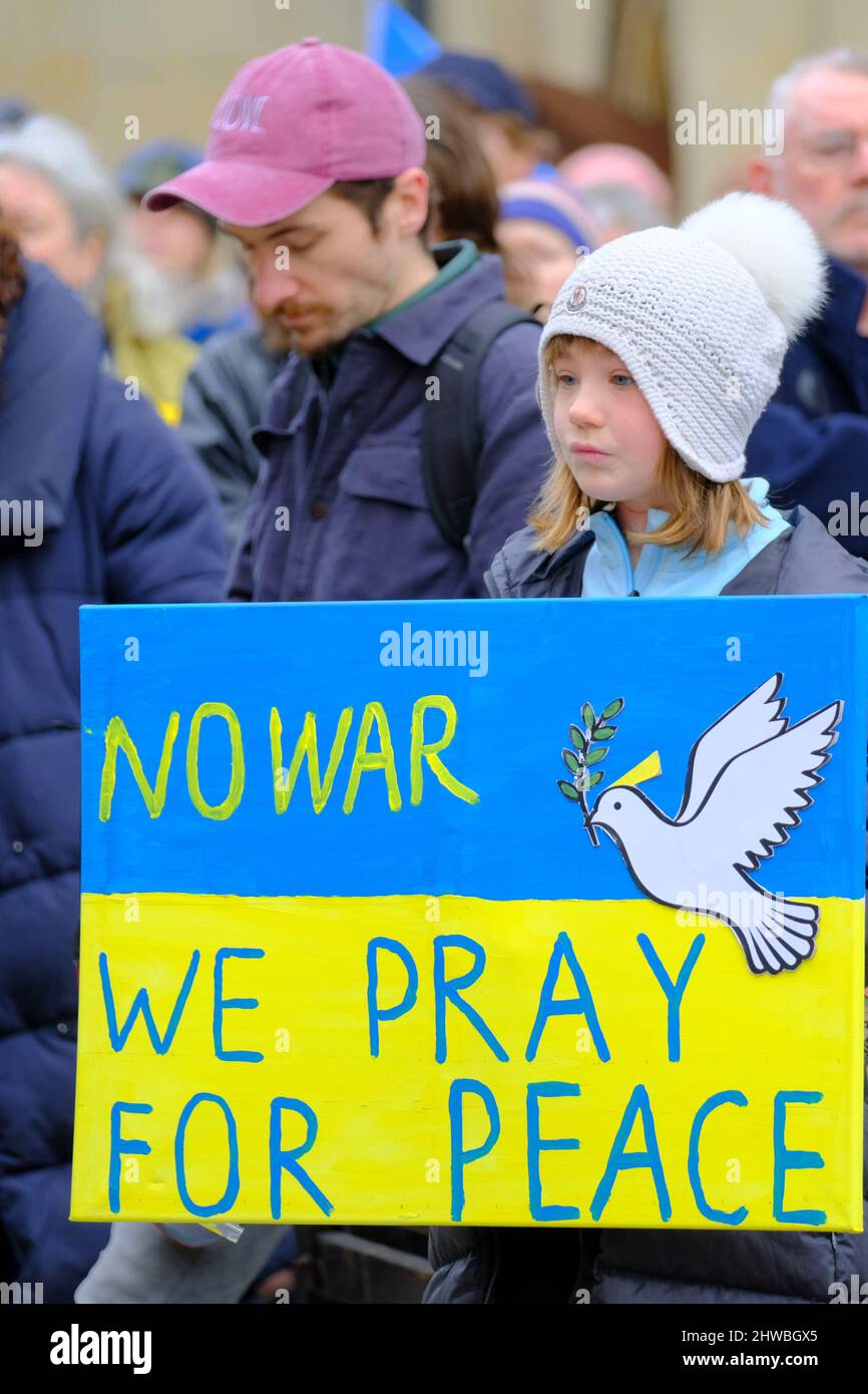 Bath, Großbritannien. 5. März 2022. Menschen versammeln sich im Abbey Courtyard von Bath, um ihre Unterstützung für die Menschen in der Ukraine nach der Invasion durch Russland am 24.. Februar zu zeigen.Quelle: JMF News/Alamy Live News Stockfoto