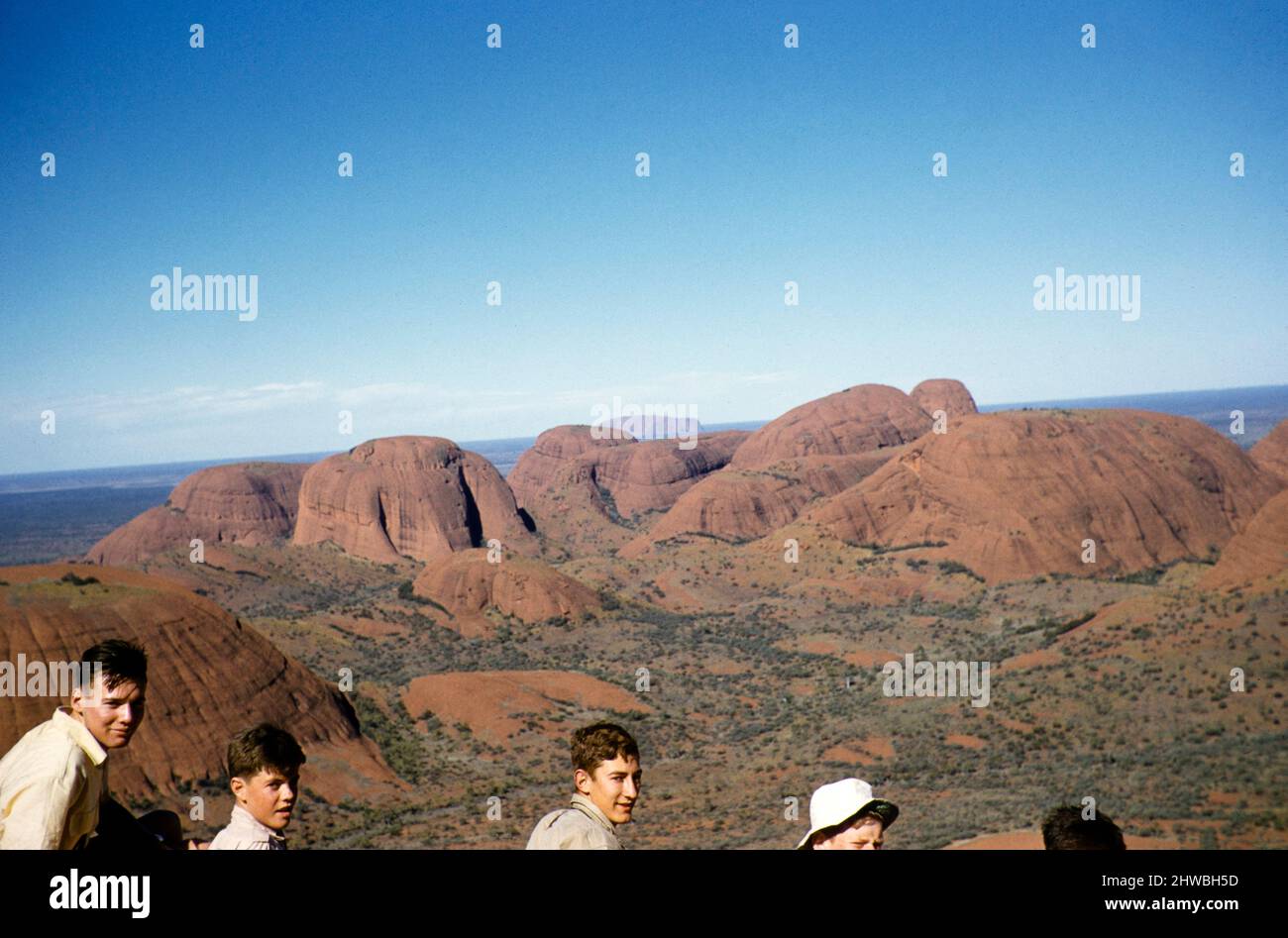 Melbourne Grammar School Expedition, Northern Territory, Australien in 1956 Jungen an den Olgas, Kata Tjuta Fernsicht zurück zum Ayers Rock, Uluru Stockfoto