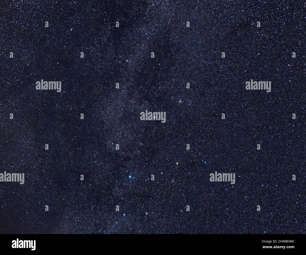 Die Milchstraße mit dem Stern Caph im Zentrum und die Sternbilder Cassiopeia, Andromeda und Cepheus mit einer 60 mm Linse Stockfoto