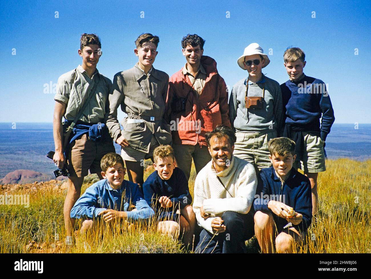 Melbourne Grammar School Expedition, Northern Territory, Australien im Jahr 1956 Gruppenportrait von Lehrern und Jungen in den Olgas, Kata Tjuta Stockfoto