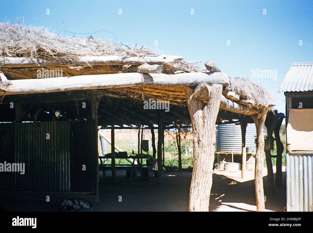 Melbourne Grammar School Expedition, Northern Territory, Australien in 1956 Gebäuden an der Curtin Springs Rinderstation Stockfoto