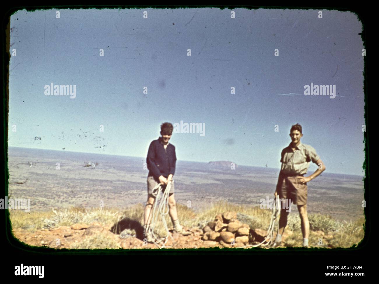 Melbourne Grammar School Expedition, Northern Territory, Australien im Jahr 1956 Schleppen Jungen mit Kletterseilen an den Olgas, Kata Tjuta Fernsicht zurück zum Ayers Rock, Uluru Stockfoto